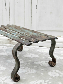 Blauw gietijzeren krukje