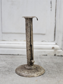 Blikken kandelaar op voet