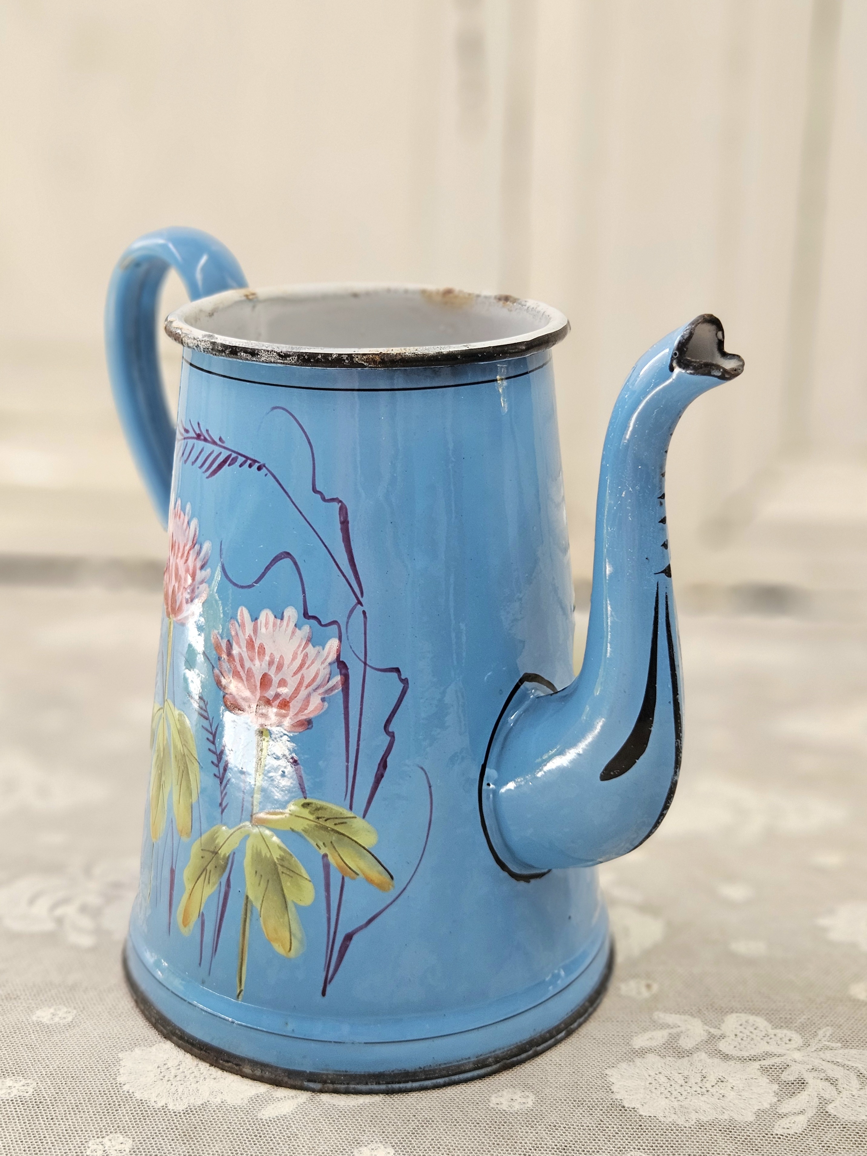 Koffiepot met chrysanten