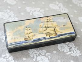 Griffeldoos met zeilschepen