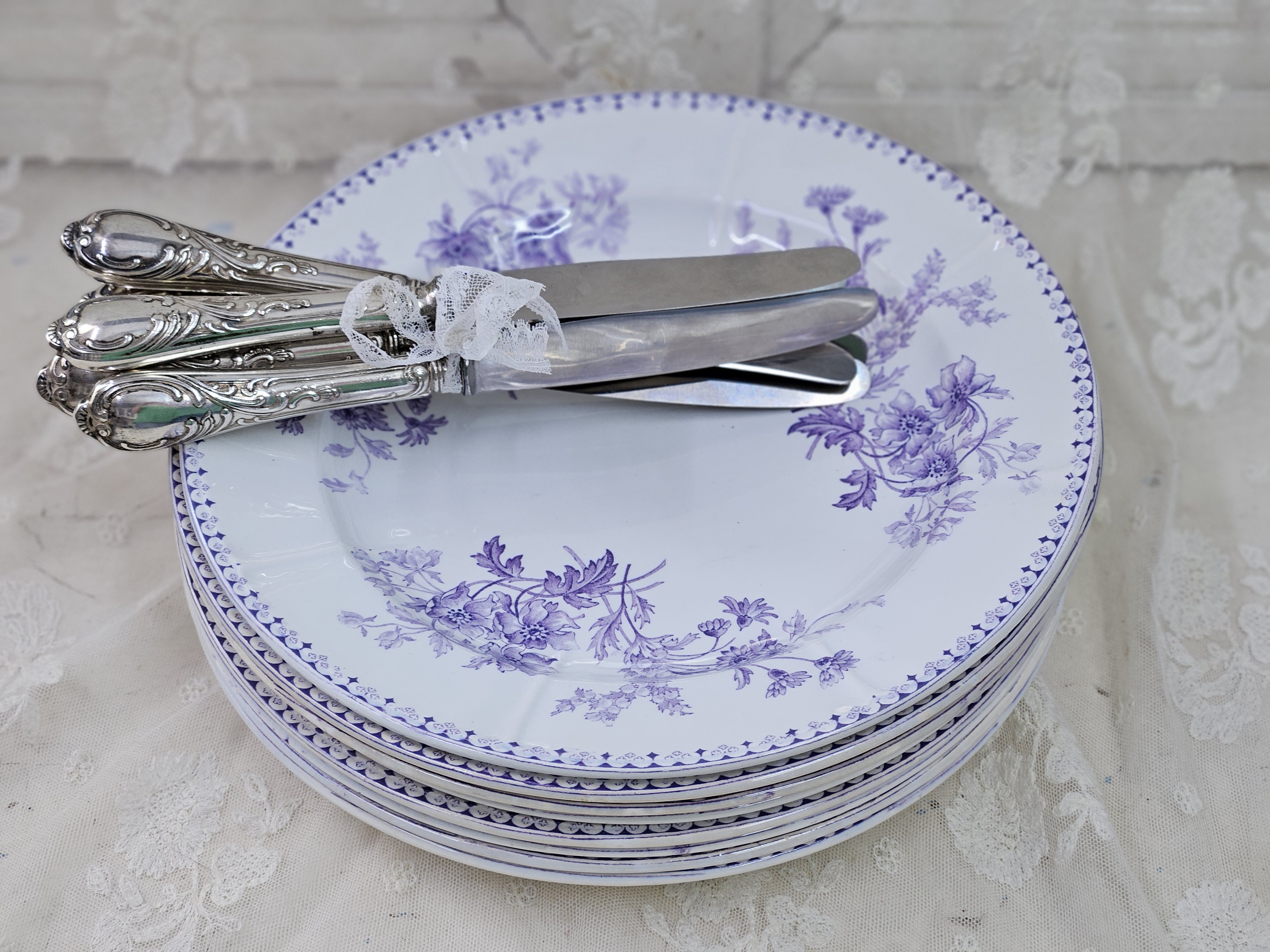 Paarse dinerborden met bloemen VERKOCHT