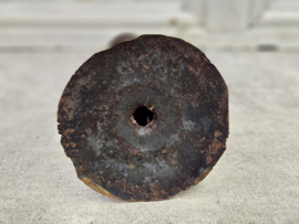 Hoge kandelaar op voet