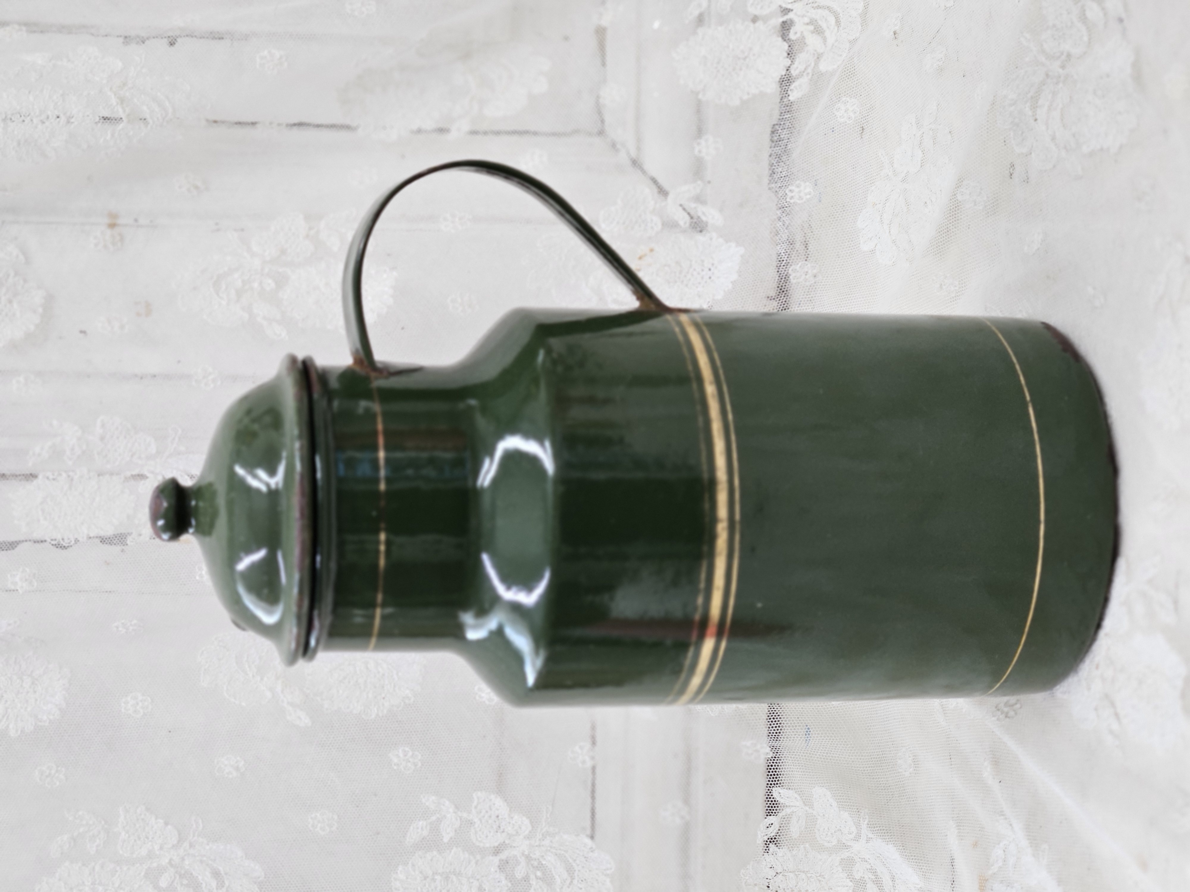 Donkergroene melkpul met gouden bies