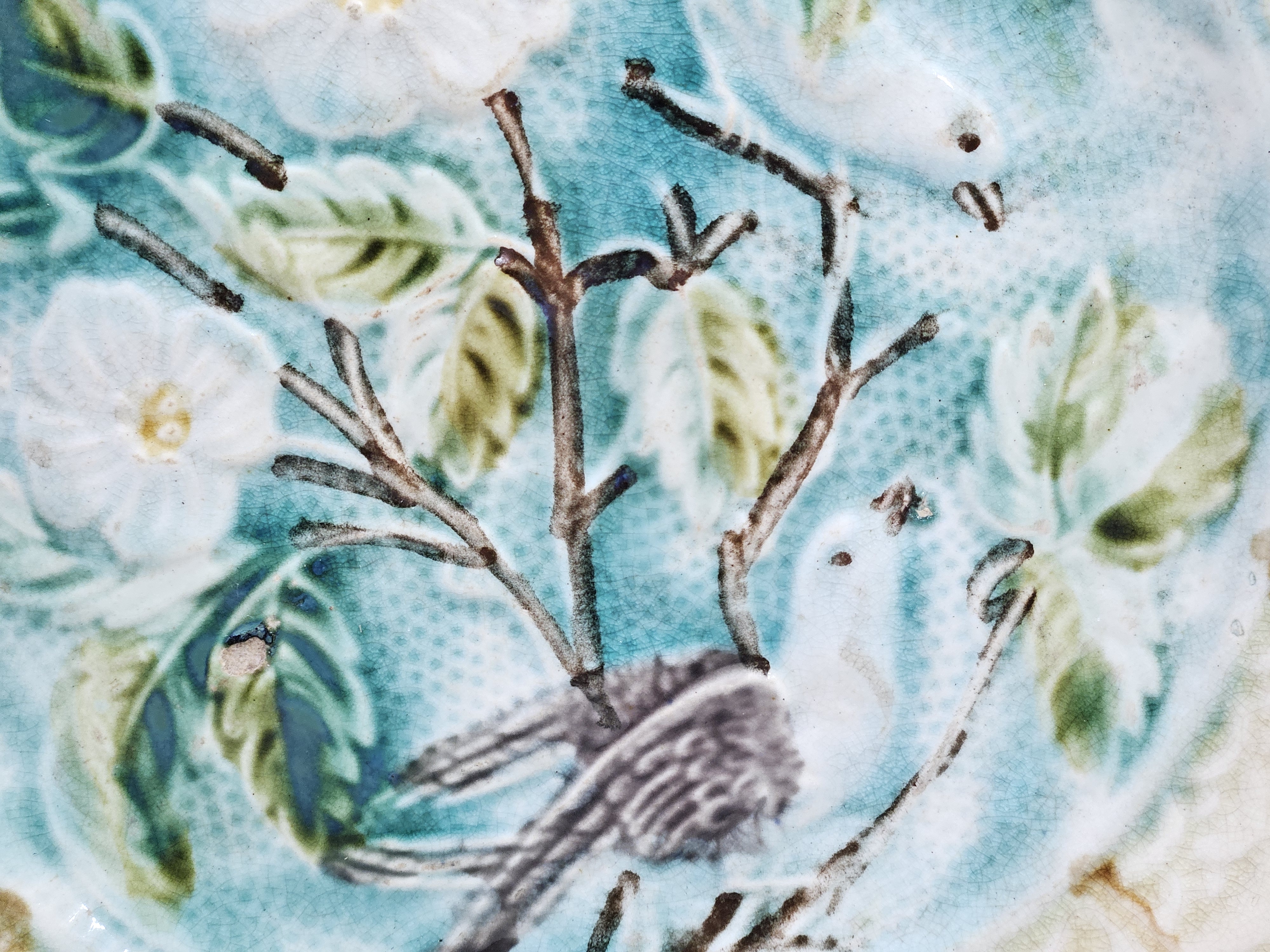 Barbotine bordjes vogels met bloemen