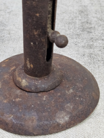 Blikken kandelaar op voet