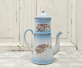 Zachtblauwe koffiepot met bloemen