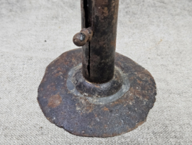 Hoge kandelaar op voet