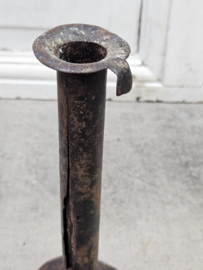 Hoge kandelaar op voet