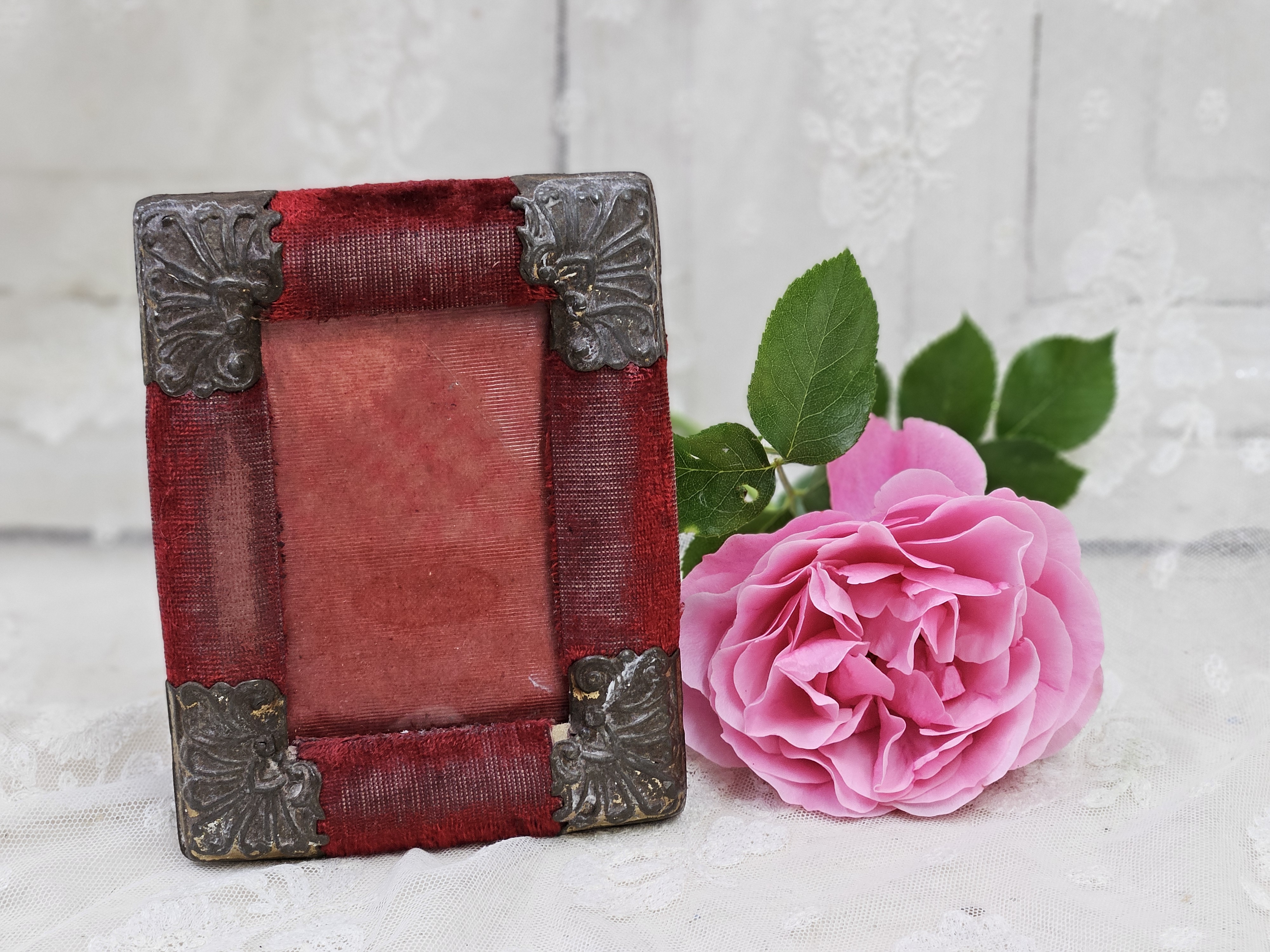 Rood velours lijstje