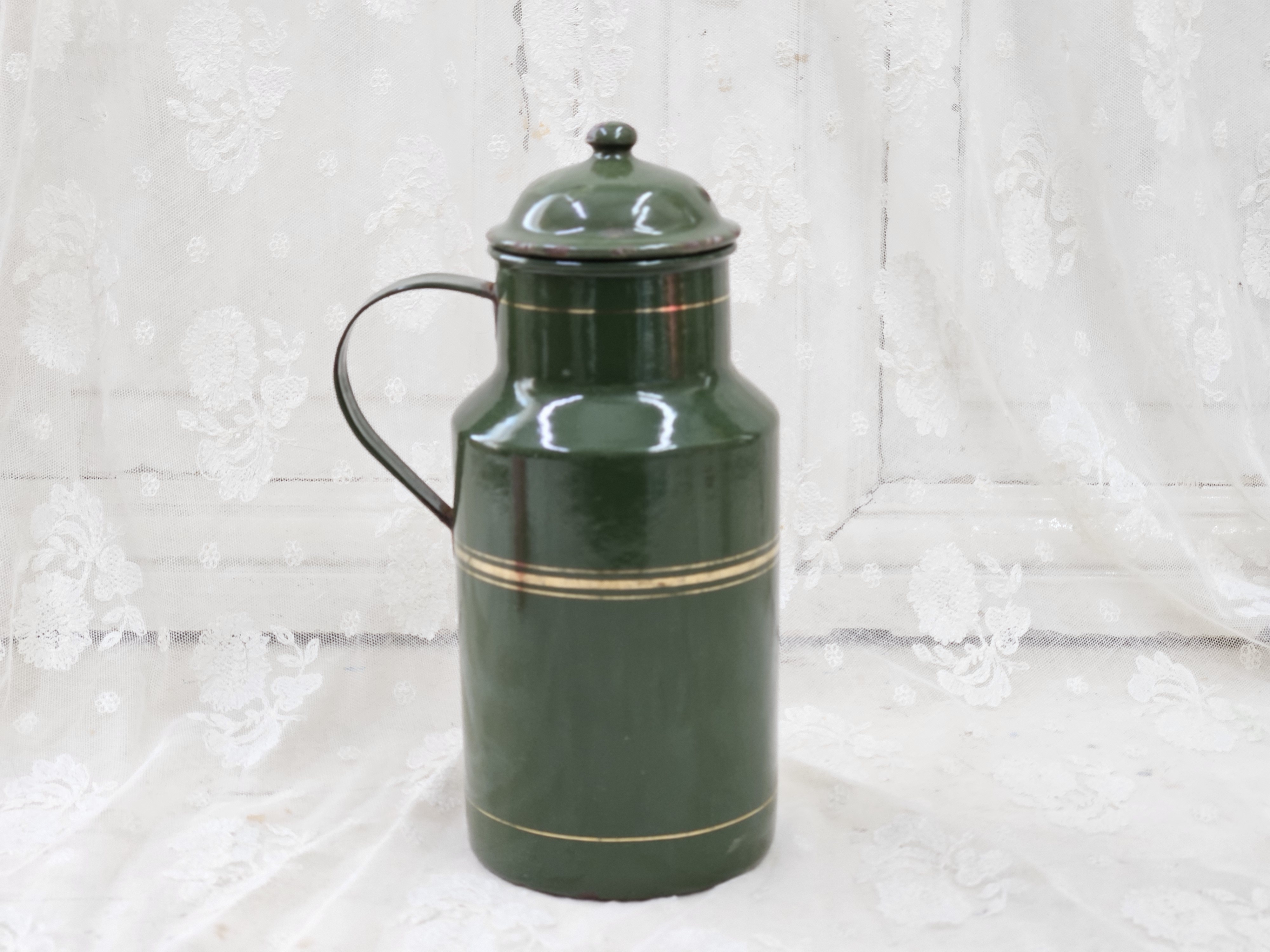 Donkergroene melkpul met gouden bies