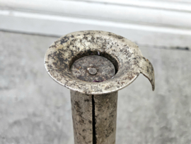 Blikken kandelaar op voet