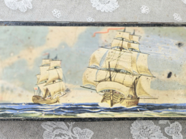 Griffeldoos met zeilschepen