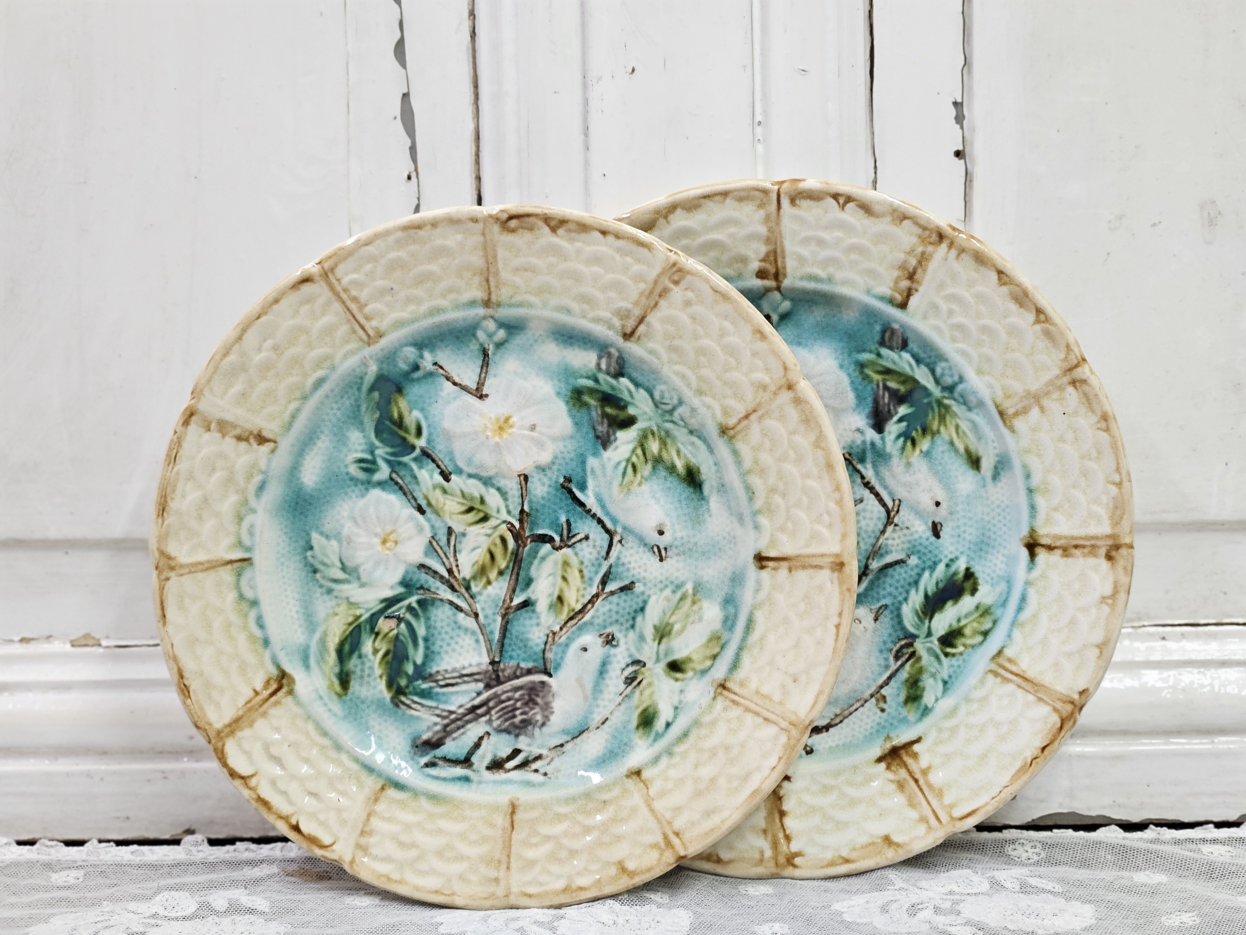 Barbotine bordjes vogels met bloemen