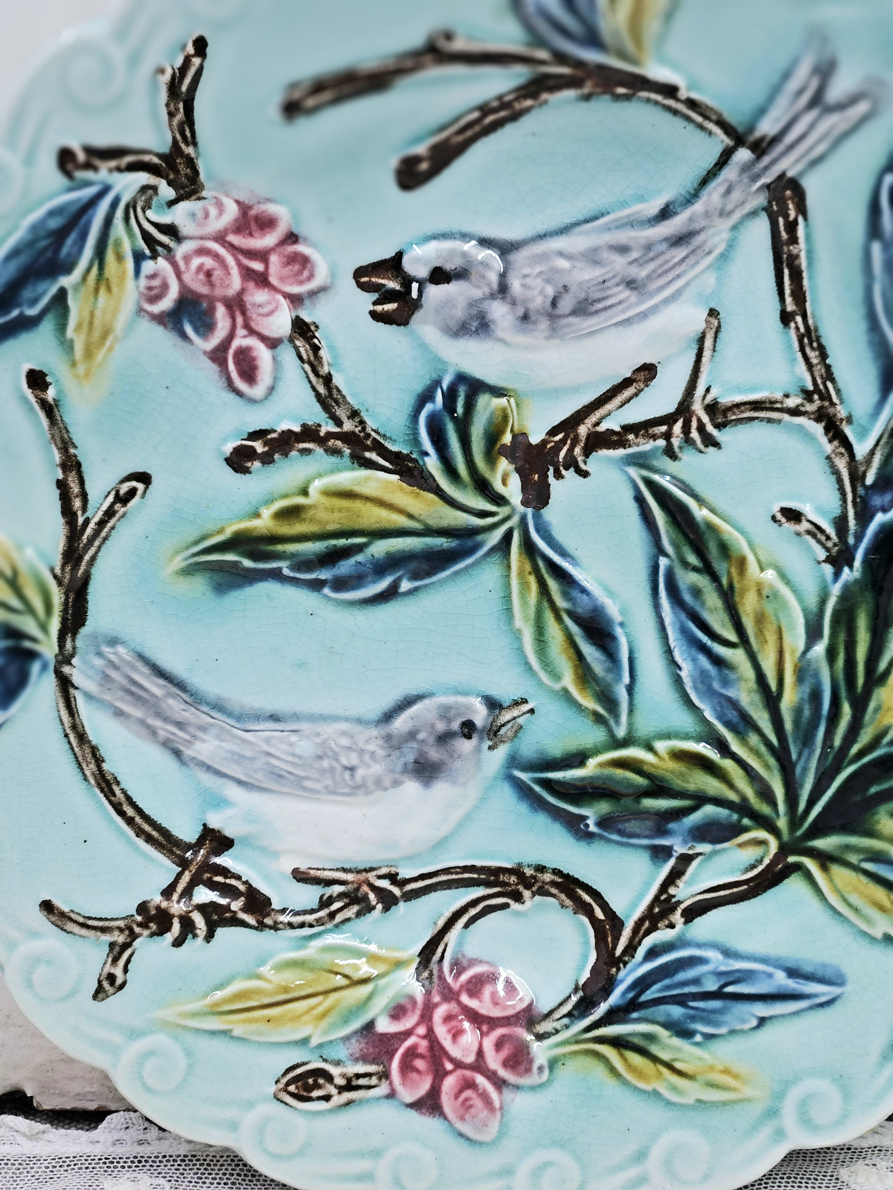 Barbotine bordjes vogels met besjes
