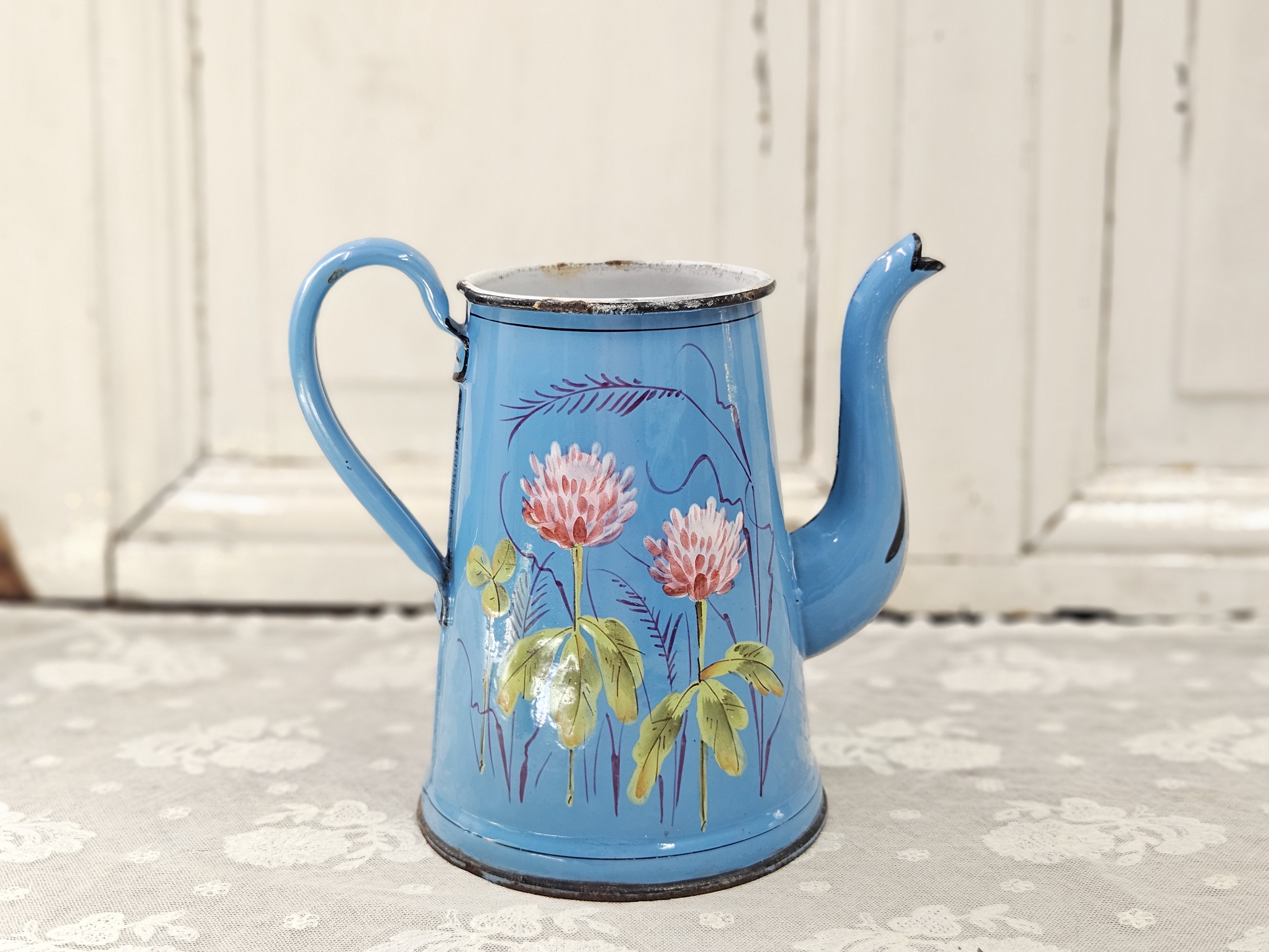 Koffiepot met chrysanten