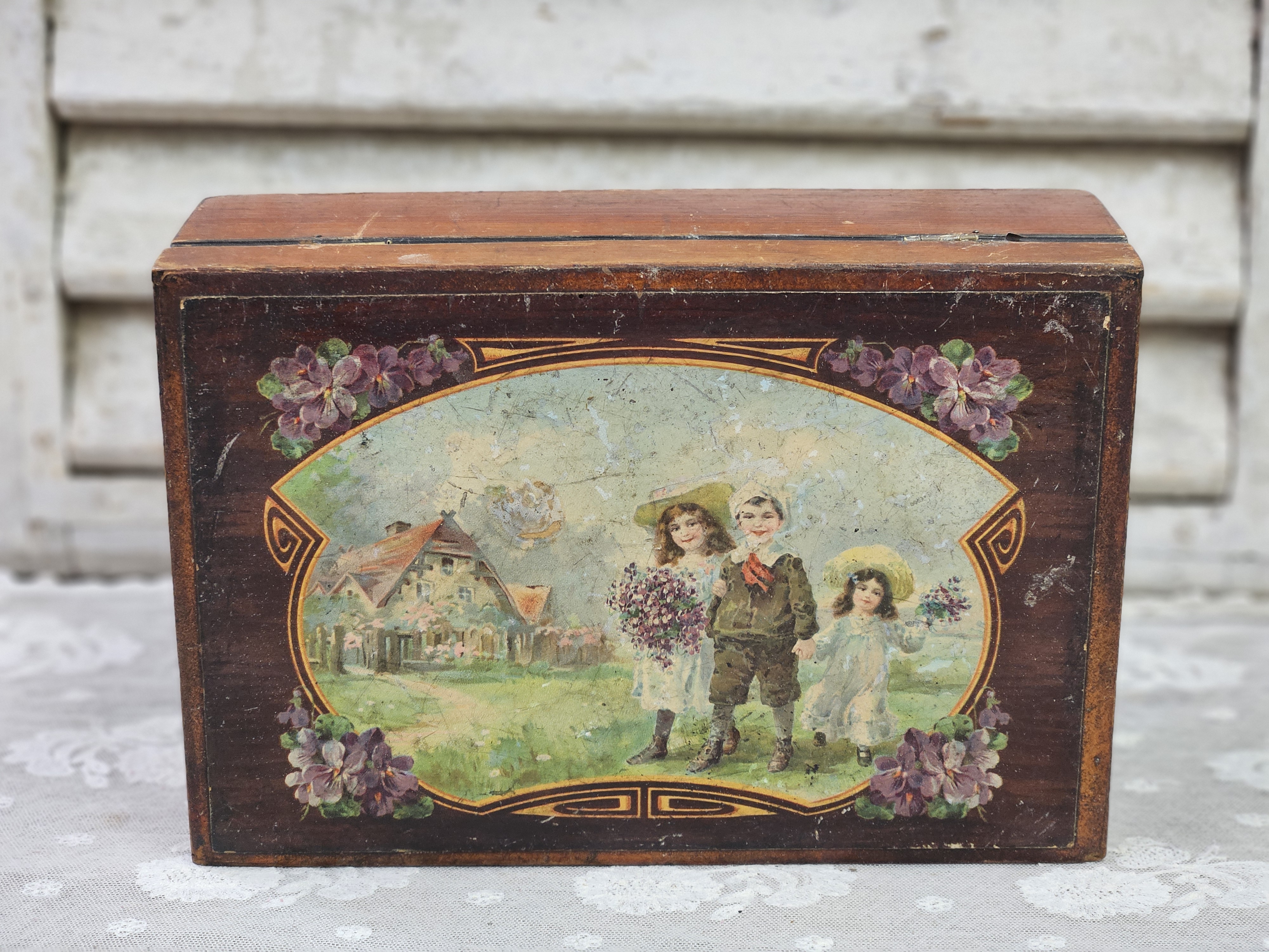 Houten kistje met kinderen