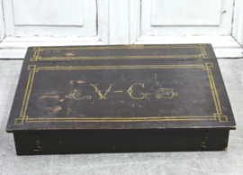 Schrijfdesk met monogram