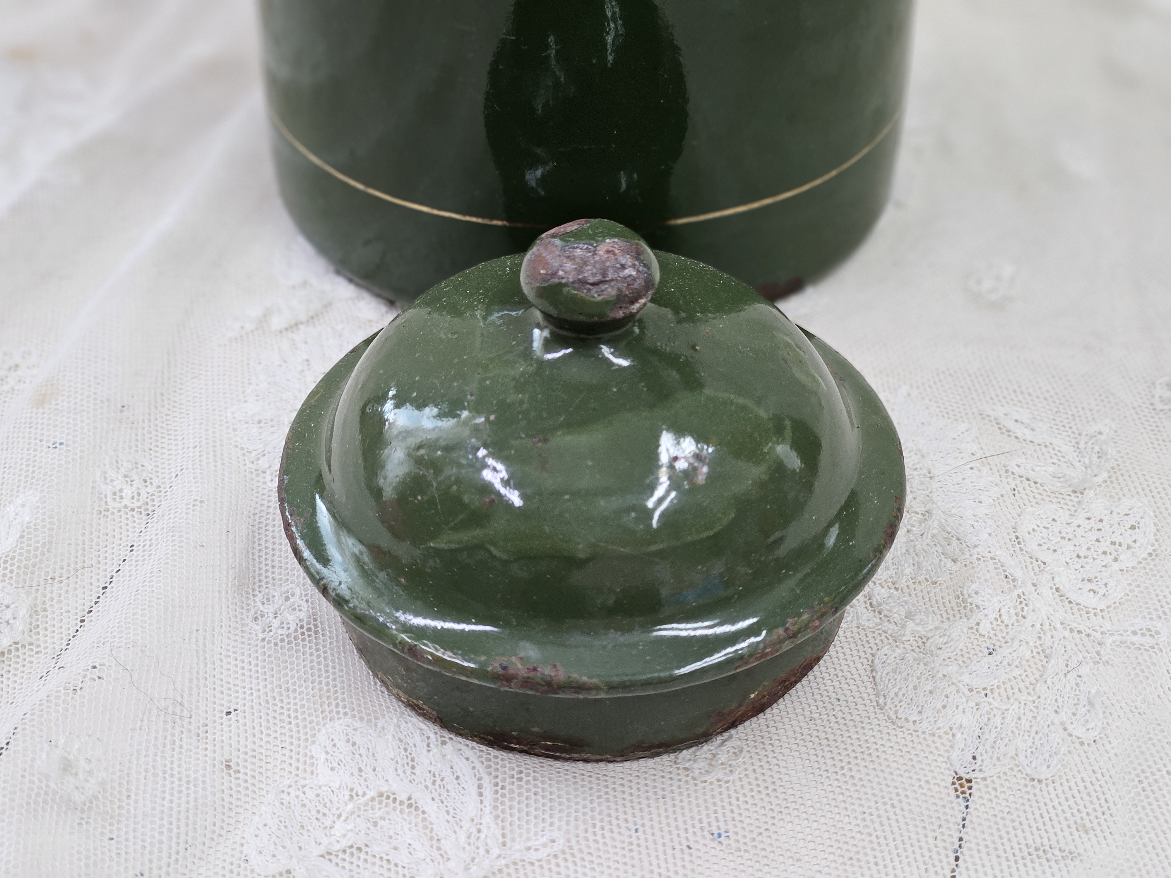 Donkergroene melkpul met gouden bies
