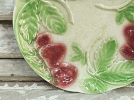 Barbotine bord met aardbeiendecor VERKOCHT