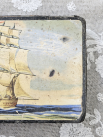 Griffeldoos met zeilschepen