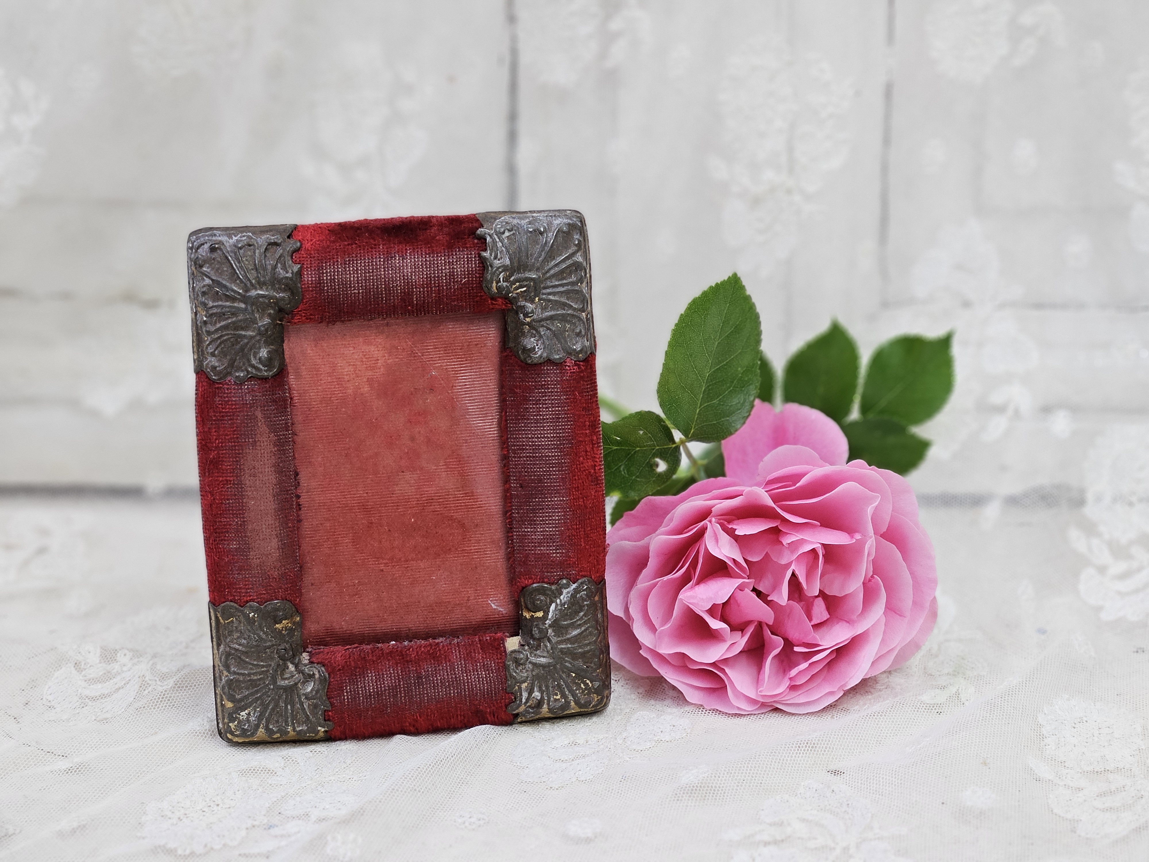 Rood velours lijstje
