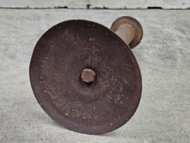 Blikken kandelaar op voet