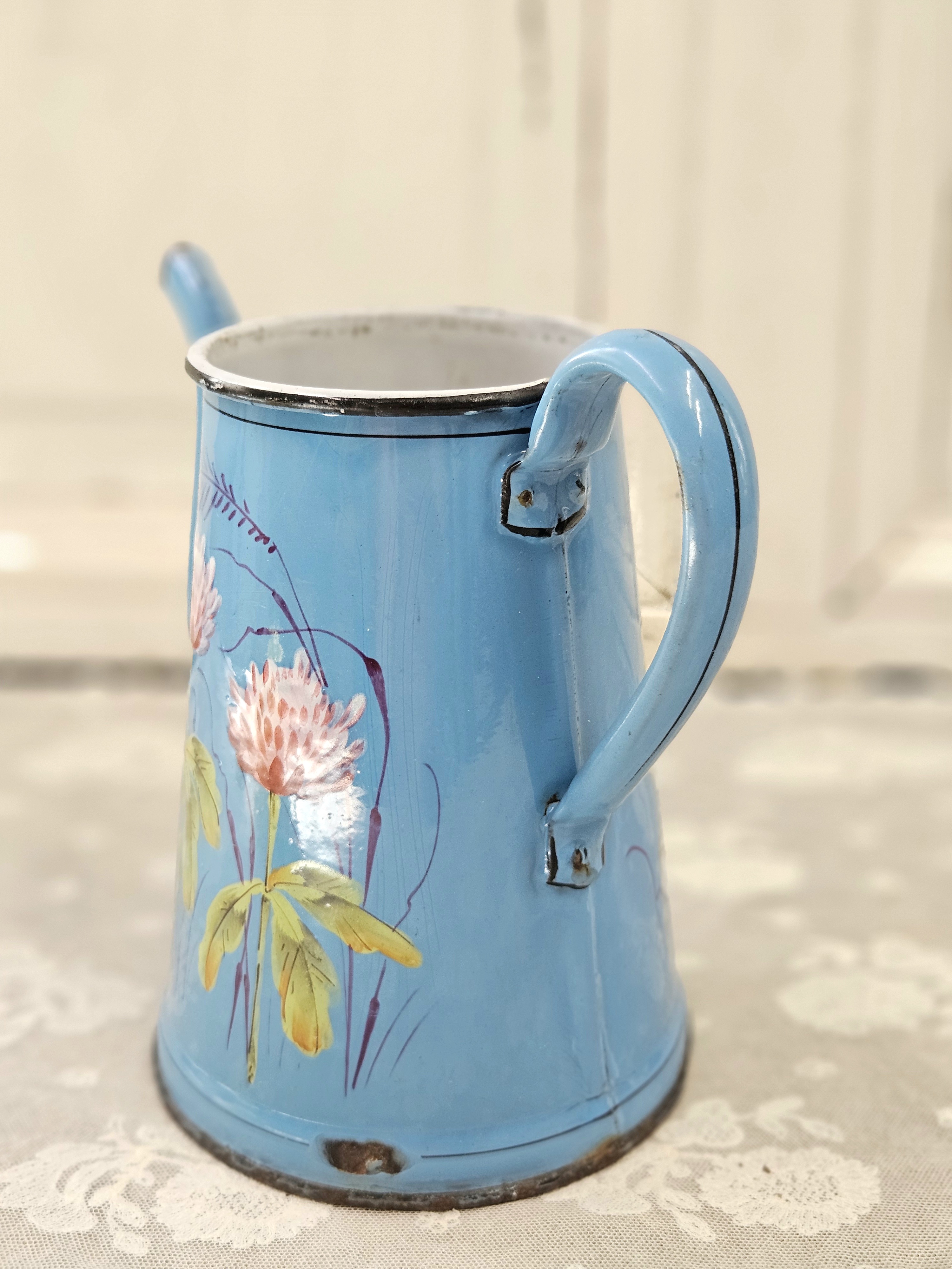 Koffiepot met chrysanten