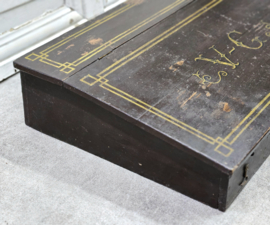 Schrijfdesk met monogram