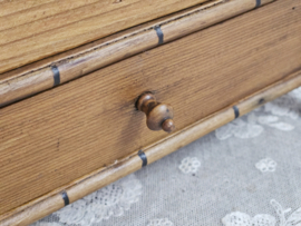 Kinderkastje in faux bamboo stijl