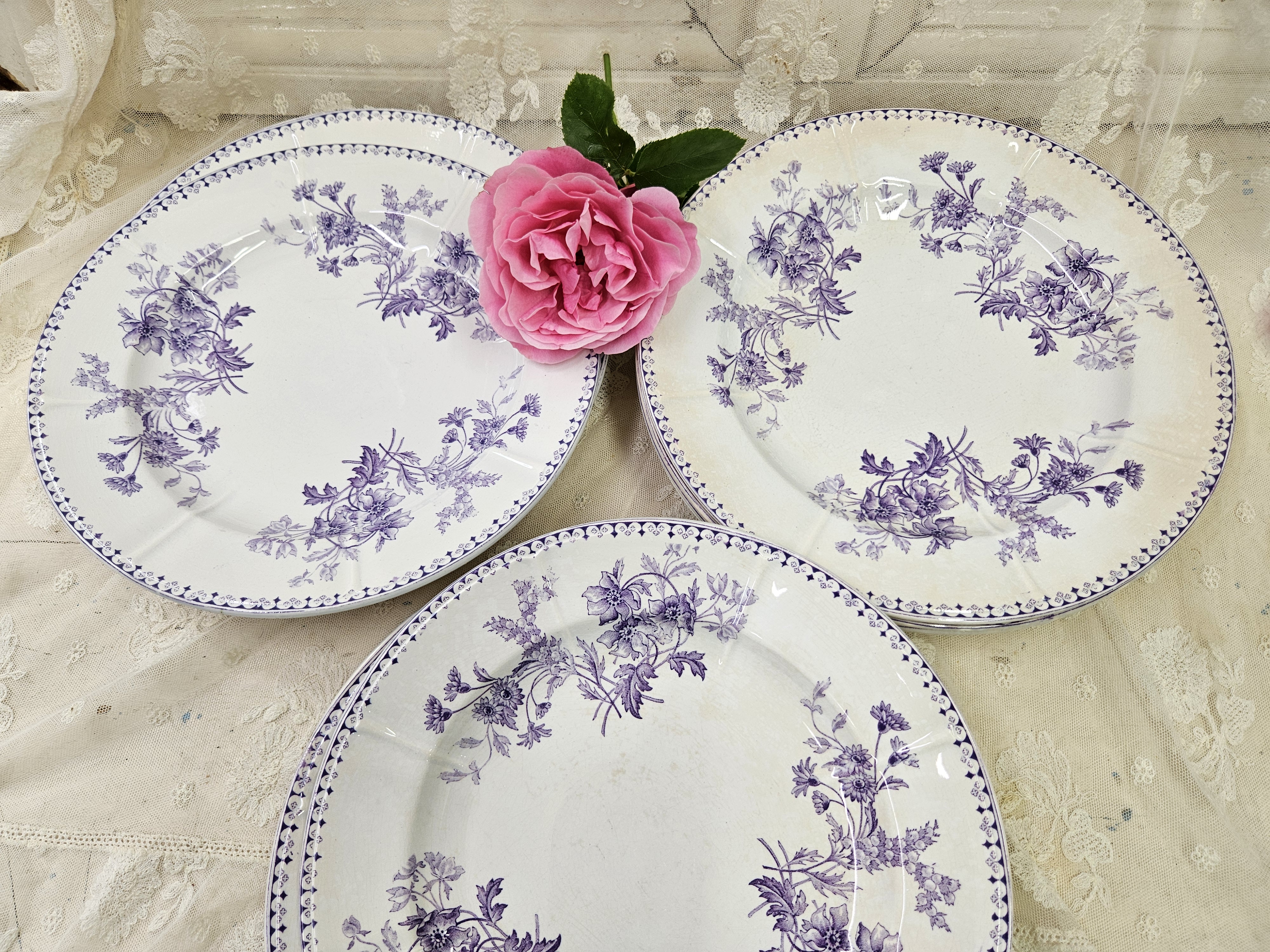 Paarse dinerborden met bloemen VERKOCHT
