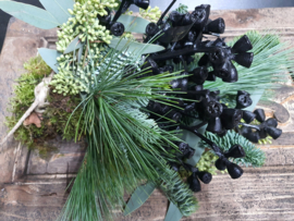 Kersttoefje met eucalyptusdopjes zwart
