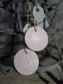 Puur Zeep Batik Hanger Schijf aan Touw Roze - Mille Fleurs