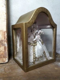 Oude Vintage Kapel Vitrine met Maria van Was met Brokaat