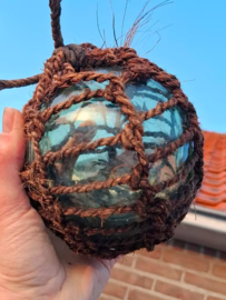Oude Antiek Zweedse Glazen Drijver Fishing Buoy in Net