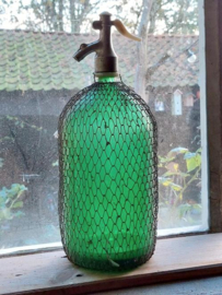 Oude Brocante Vintage XL Spuitfles Groen met Gaas