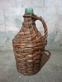 Oude Brocante Gistfles in Mand Mandfles