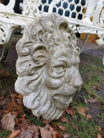 Oude Brocante Betonnen Tuinbeeld  Spuitfiguur Leeuw