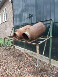 Oud Antiek Gesmeed Metalen Melkbussenrek met Melkbussen