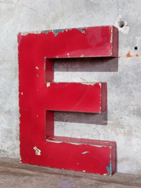 Oude Vintage Metalen Gevel Letter Reclame Rood -E-