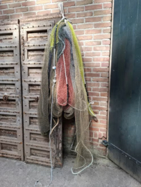 Oud Vintage Visnet Zwart Steenrood Geel