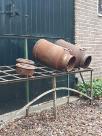 Oud Antiek Gesmeed Metalen Melkbussenrek met Melkbussen