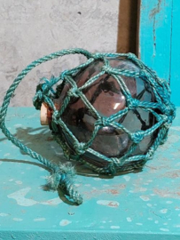 Oude Vintage Glazen Drijver Fishing Float Aubergine met Opening in Net