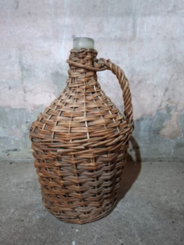 Oude Brocante Gistfles in Mand Mandfles