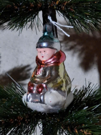 Oude Vintage Kerstbal 10343 Jongen op Slee USSR