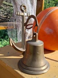 Oude koperen scheepsbel aan Anker Wandbeugel