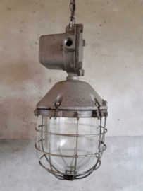 Oude Vintage Industriele Poolse Hanglamp Bunkerlamp Bully Kooilamp