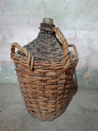 Oude Brocante Gistfles in Mand Mandfles