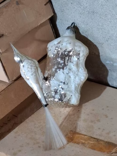 Oude Antieke Kerstbal 8750 Vogel op Boomstam