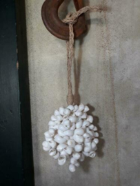 Schelpenhanger - Schelpenslinger  met Witte Schelpen 45 cm