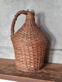 Oude Brocante Gistfles in Mand Mandfles